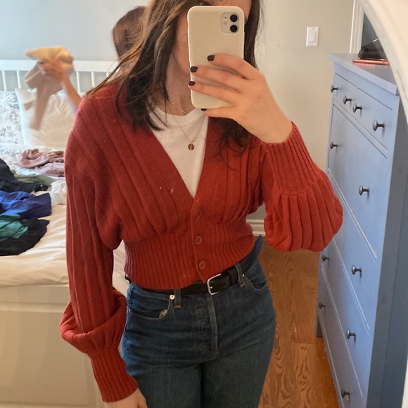 Red aritzia cropped sweater - Picture 3 of 6